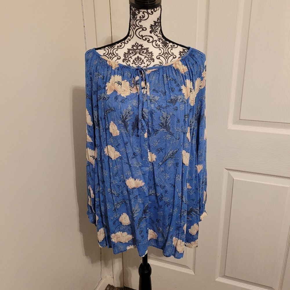 ‎Lucky brand woman's floral blue top